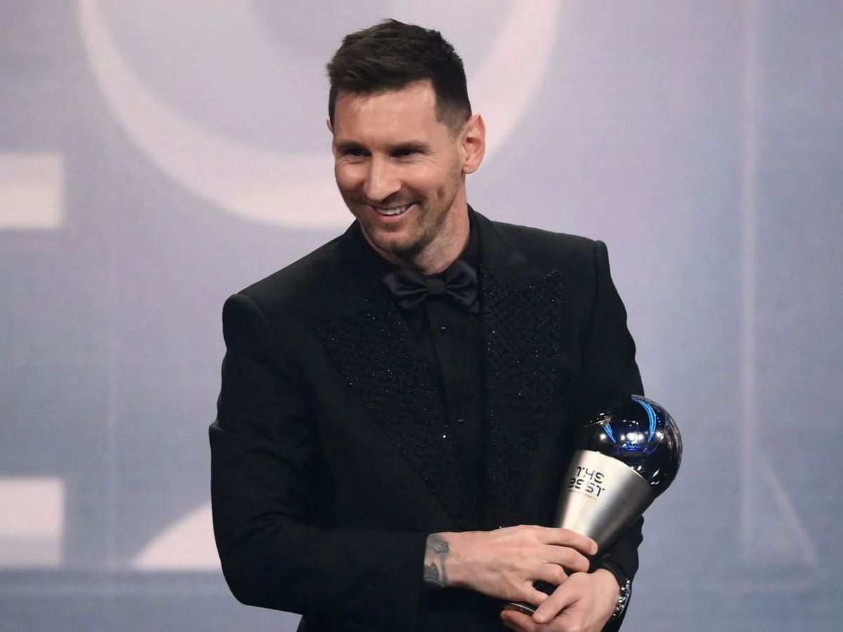 Lionel Messi junto al premio "The Best" de la FIFA. Lionel Messi junto al premio "The Best" de la FIFA.