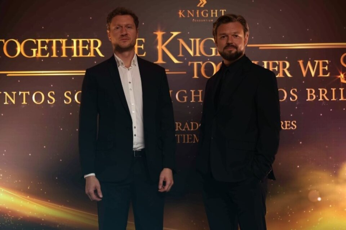 Los actores polacos Maurycy Lyczco [izquierda] se hizo llamar como Timothy Murphy y Filip Walcerz [derecha] Jeremy Jones durante la presentaci&oacute;n en Buenos Aires