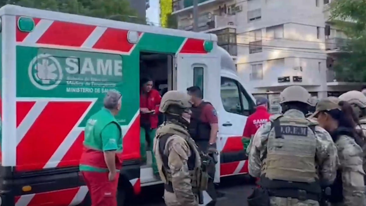 El operativo finalizó tiempo después cuando el hombre se autolesionó con un vidrio.