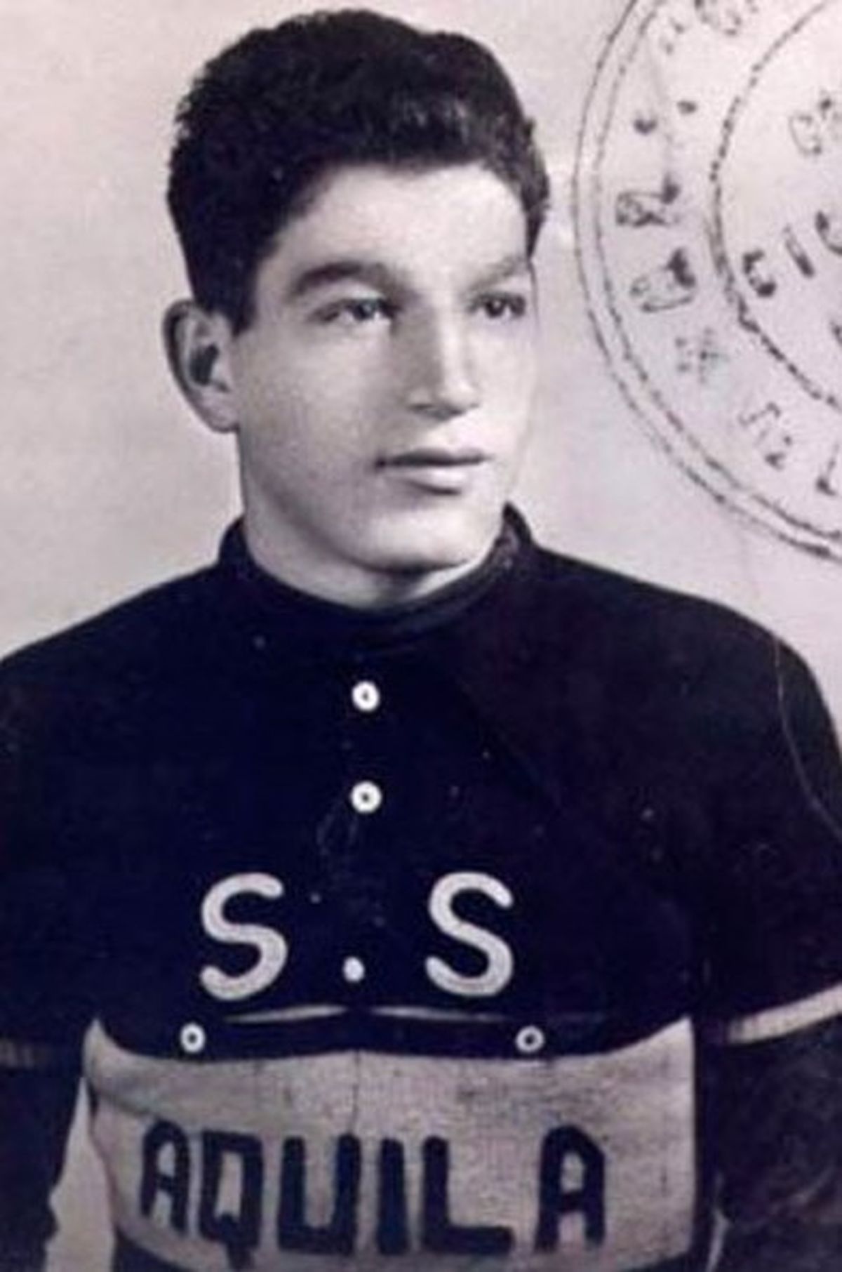 Gino Bartali nació el 18 de julio de 1914 en Ponte a Ema, Florencia, Toscana. Comenzó a trabajar en el taller de bicicletas de un amigo de su padre, quien le regaló una. A los 15 años, se sumó a la Società Sportiva Aquila, el club del pueblo, y comenzó a competir.