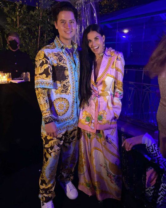 Sorprendió en las redes con un conjunto estampado estilo pijama.