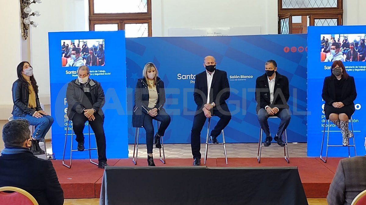 De izq. a der.: Julia Irigoitia, Víctor Sarmiento, María de los Ángeles Sacnun, Omar Perotti, Juan Manuel Pusineri y Celia Arena.