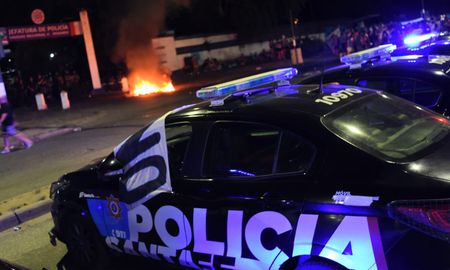Patrulleros y efectivos en la zona de la Jefatura rosarina, mientras el gobierno asegura niveles “aceptables” de operatividad y sostiene el diálogo. Patrulleros y efectivos en la zona de la Jefatura rosarina, mientras el gobierno asegura niveles “aceptables” de operatividad y sostiene el diálogo.