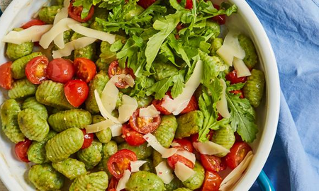 Cómo hacer ñoquis de rúcula con pesto de tomates y aceitunas: la receta de Maru Botana Cómo hacer ñoquis de rúcula con pesto de tomates y aceitunas: la receta de Maru Botana