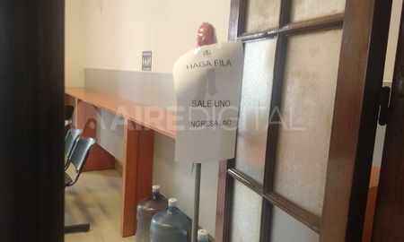 Esta semana se había dispuesto que solo ingresaba una sola persona por oficina. Esta semana se había dispuesto que solo ingresaba una sola persona por oficina.