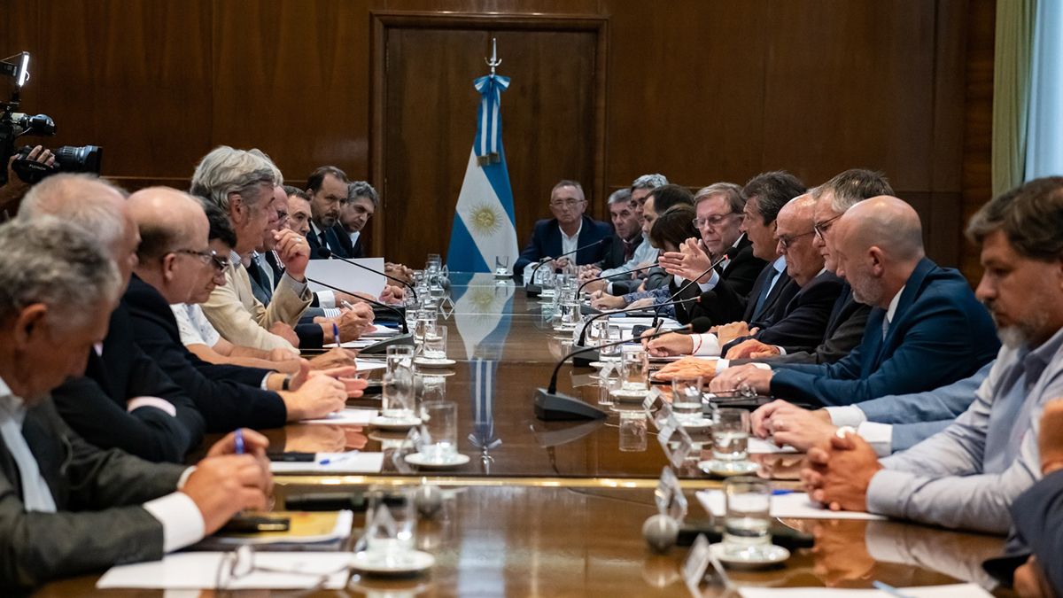 El ministro de Economía, Sergio Massa, durante la reunión que mantuvo con representantes de la Mesa de Enlace. Foto NA: MECON