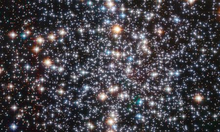 Imagen captada por el Telescopio Espacial Hubble del cúmulo estelar globular Messier 4. El cúmulo es una densa colección de varios cientos de miles de estrellas. Los astrónomos sospechan que un agujero negro de masa intermedia, que pesa hasta 800 veces la masa del Sol, acecha, sin ser visto, en su núcleo. Imagen captada por el Telescopio Espacial Hubble del cúmulo estelar globular Messier 4. El cúmulo es una densa colección de varios cientos de miles de estrellas. Los astrónomos sospechan que un agujero negro de masa intermedia, que pesa hasta 800 veces la masa del Sol, acecha, sin ser visto, en su núcleo.