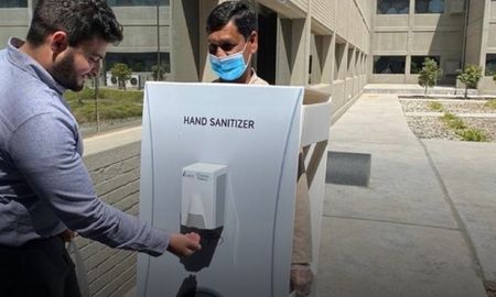 Escándalo en una petrolera por un expendedor humano de alcohol en gel contra el coronavirus