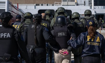 Esteban Enrique Rocha y Brisa Milagros Ferreyra Leguizamón, requeridos por el Tribunal Oral en lo Criminal Federal N° 1 de Rosario por el delito de tráfico de estupefacientes en la modalidad de tenencia con fines de comercialización, distribución y almacenamiento.
