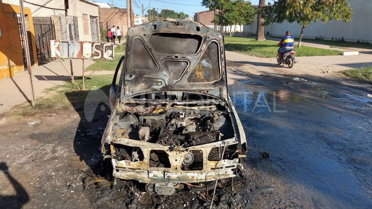 El automóvil quedó totalmente destruido, no hubo que lamentar heridos por el incidente.