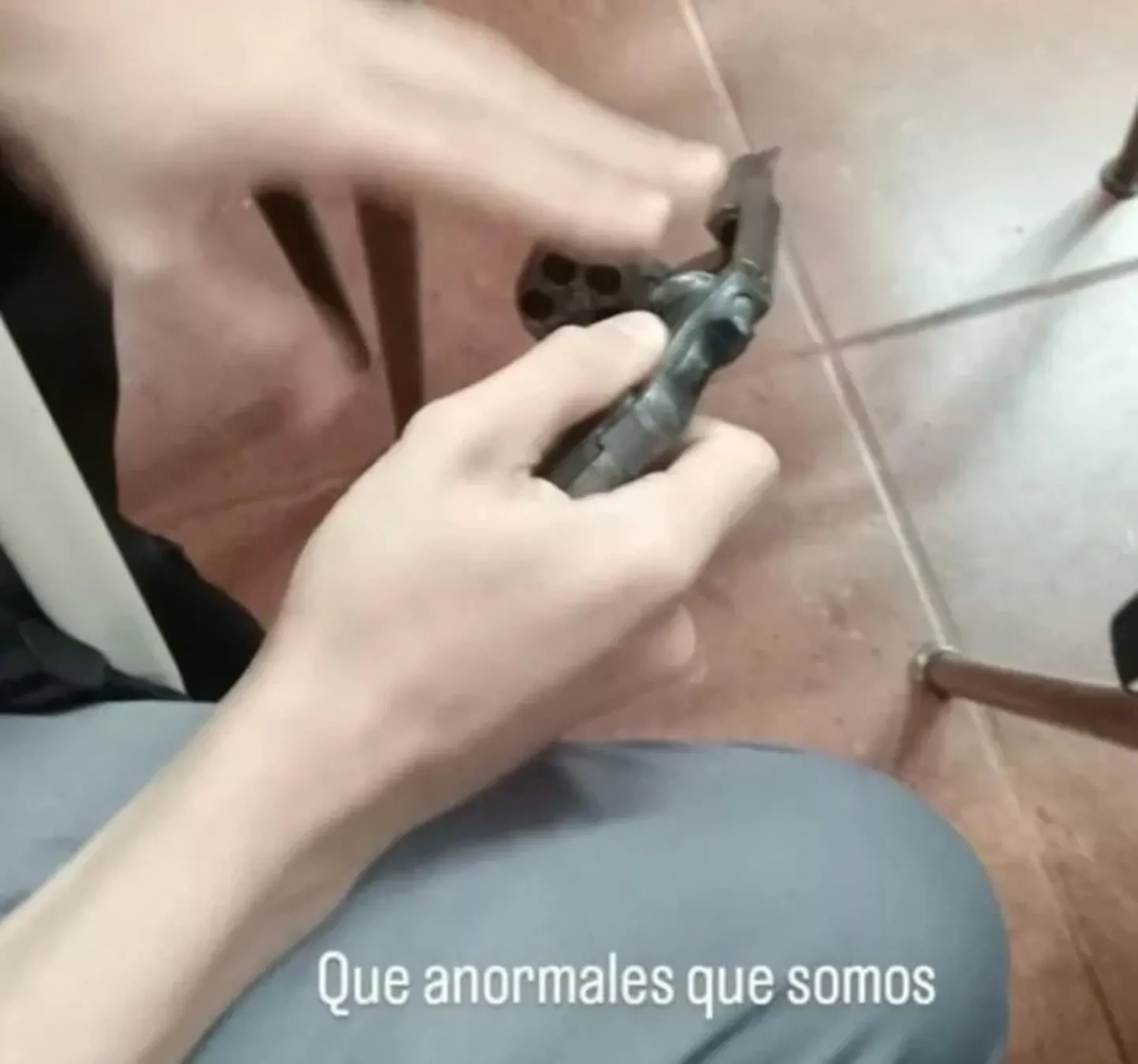 El joven hizo diferentes posteos en las redes, en donde se lo ve manipulando un arma en el aula.