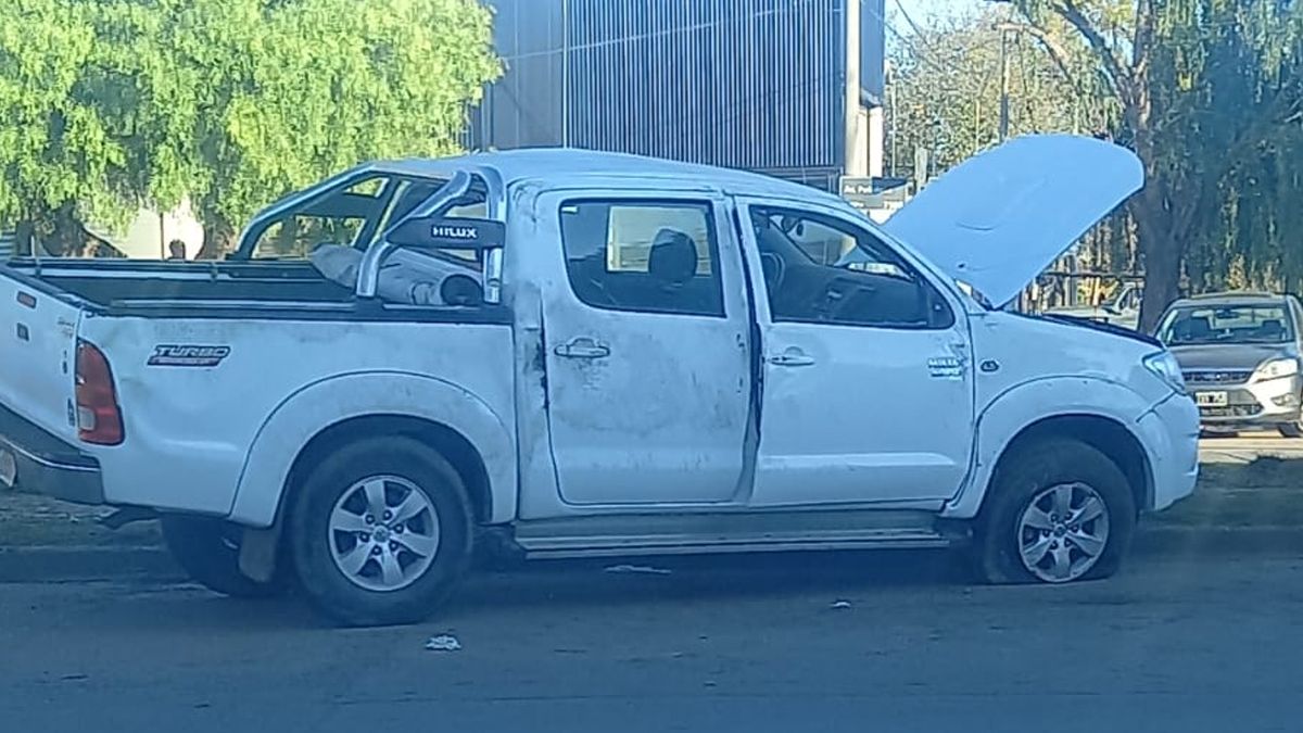 Así quedó la camioneta Toyota Hilux, que fue uno de los vehículos involucrados en el choque múltiple ocurrido en Av. Peñaloza y Vieytes. Así quedó la camioneta Toyota Hilux, que fue uno de los vehículos involucrados en el choque múltiple ocurrido en Av. Peñaloza y Vieytes.
