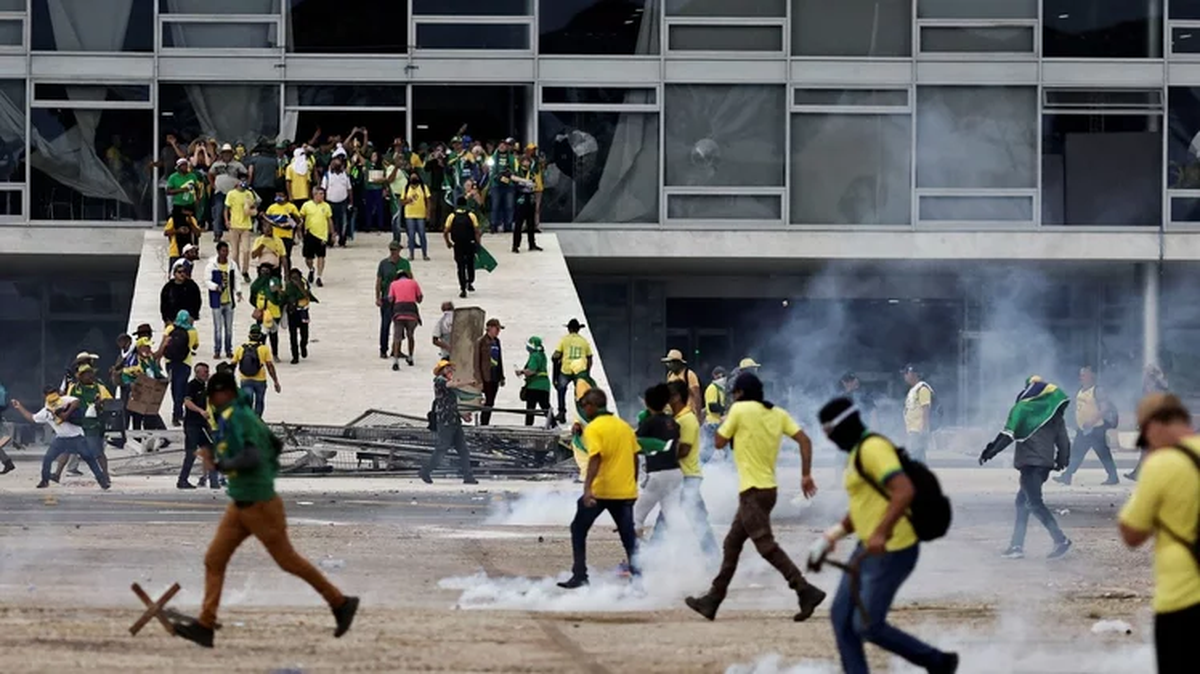 Manifestantes saqueando y rompiendo los ventanales del Palacio del Planalto.
