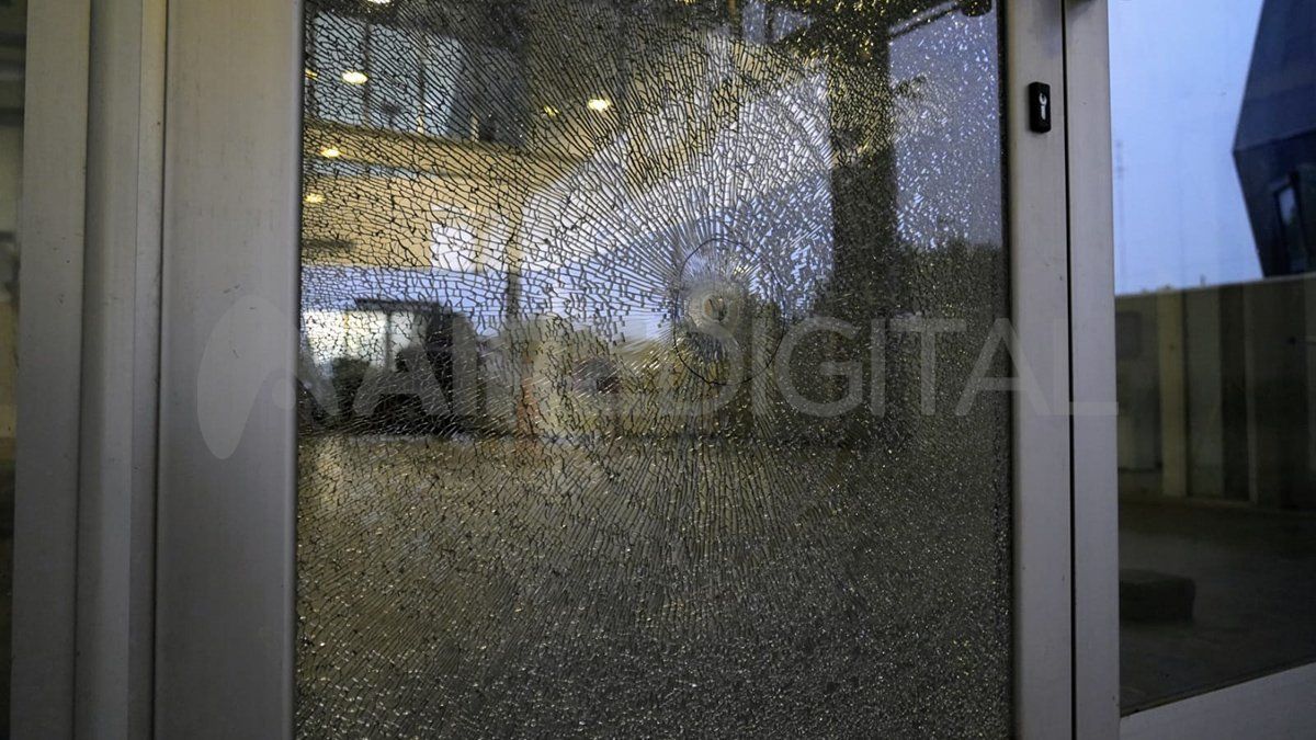 Las balas rompieron el vidrio delantero.