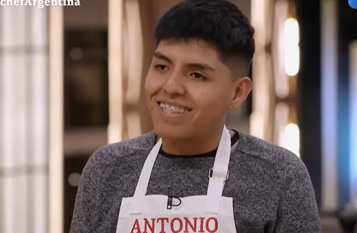 Antonio López se aseguró un lugar entre los cuatro mejores de MasterChef. Antonio López se aseguró un lugar entre los cuatro mejores de MasterChef.