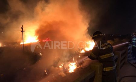 Incendio de pastizales en el Puente Carretero de Santo Tomé. Incendio de pastizales en el Puente Carretero de Santo Tomé.