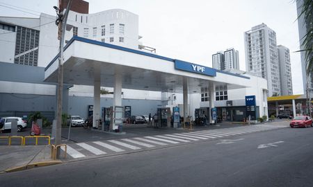 YPF anunció que los combustibles subirán 1% desde este jueves, y ratificó que sostendrá los precios por otros 45 días. YPF anunció que los combustibles subirán 1% desde este jueves, y ratificó que sostendrá los precios por otros 45 días.