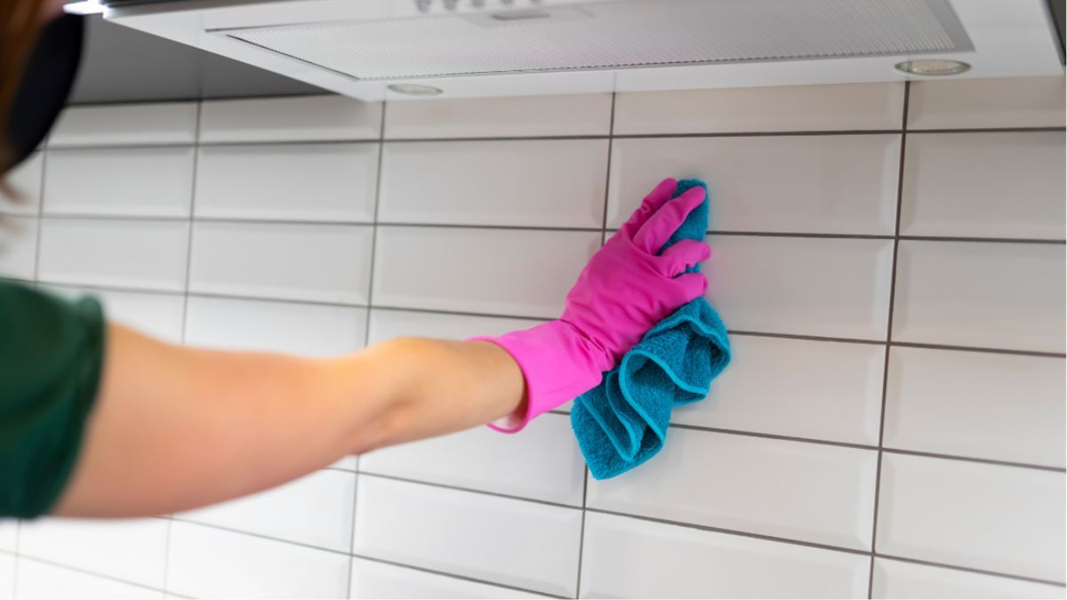 Cómo limpiar los azulejos de la cocina con un truco casero y eliminar la grasa.