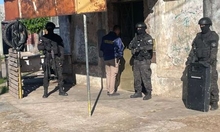 Trabajan en conjunto la Policía de Santa Fe con la de Entre Ríos. Trabajan en conjunto la Policía de Santa Fe con la de Entre Ríos.