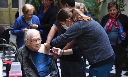 Las personas mayores de 50 años y con factores de riesgo tiene que aplicarse la vacuna de refuerzo cada seis meses. Las personas mayores de 50 años y con factores de riesgo tiene que aplicarse la vacuna de refuerzo cada seis meses.