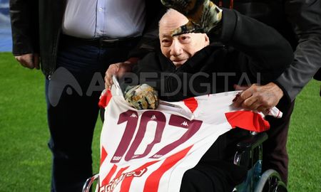 Antes del inicio del juego, el presidente de Unión le entregó a Eudoro la camiseta de su club preferido. Antes del inicio del juego, el presidente de Unión le entregó a Eudoro la camiseta de su club preferido.