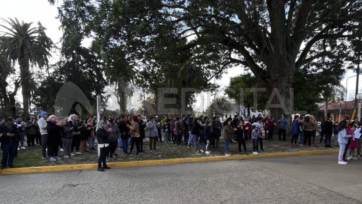 Un nutrido grupo de vecinos se concentró en la plaza principal de San Javier para reclamar seguridad ante la escalada de hechos delictivos.&nbsp;