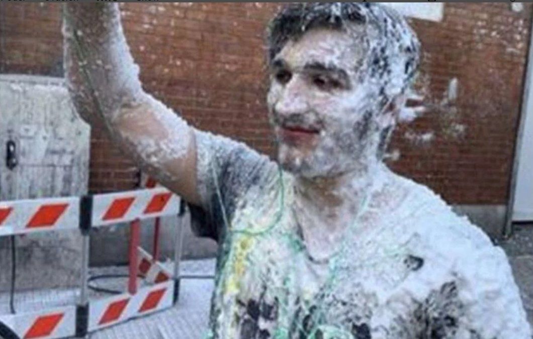 Le tiraron huevos después de rendir pero le había ido mal: el festejo que se hizo viral