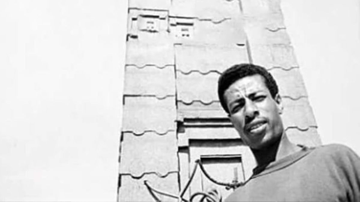 Tras su histórica victoria en la capital italiana, Bikila posó junto al obelisco Axum, que el régimen fascista había robado de la tierra natal de Abebe como botín de guerra e instalado en Roma en octubre de 1937. Esta pieza de granito, de 1700 años de antigüedad, fue repatriada recién en 2005. Tras su histórica victoria en la capital italiana, Bikila posó junto al obelisco Axum, que el régimen fascista había robado de la tierra natal de Abebe como botín de guerra e instalado en Roma en octubre de 1937. Esta pieza de granito, de 1700 años de antigüedad, fue repatriada recién en 2005.