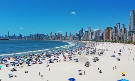 Balneario Camboriú refuerza su perfil turístico con eventos masivos que atraen a miles de argentinos cada verano. Balneario Camboriú refuerza su perfil turístico con eventos masivos que atraen a miles de argentinos cada verano.