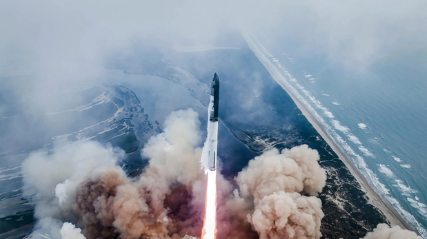 Con la nave Starship impulsada por el cohete Super Heavy, Musk quiere llegar a la Luna y luego a Marte con seres humanos en los próximos años.