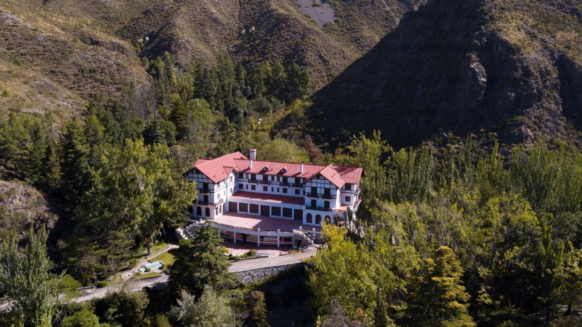 Reabrió un hotel histórico en la Cordillera de Mendoza: cómo visitarlo, qué hacer y cuánto cuesta