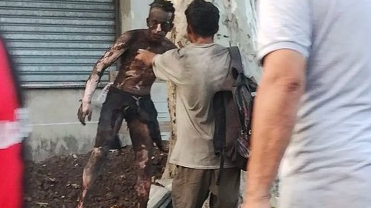 Ezequiel Francisco Curaba (21), el ladrón que se electrocutó en Rosario cuando intentaba robar cables subterráneos de alta tensión, murió este martes en el hospital Clemente Álvarez. Ezequiel Francisco Curaba (21), el ladrón que se electrocutó en Rosario cuando intentaba robar cables subterráneos de alta tensión, murió este martes en el hospital Clemente Álvarez.