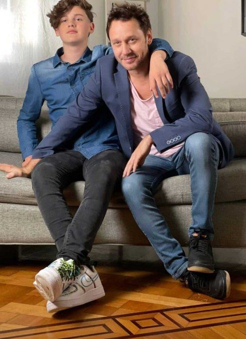 Bauti Vicuña junto a su papá en un comercial.
