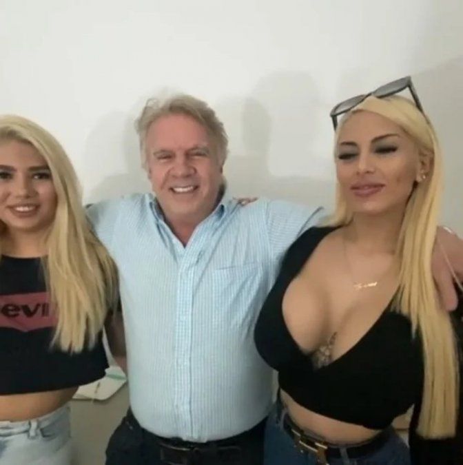Alberto Ferriols abrazado a dos clientas sin barbijo. Captura de Instagram