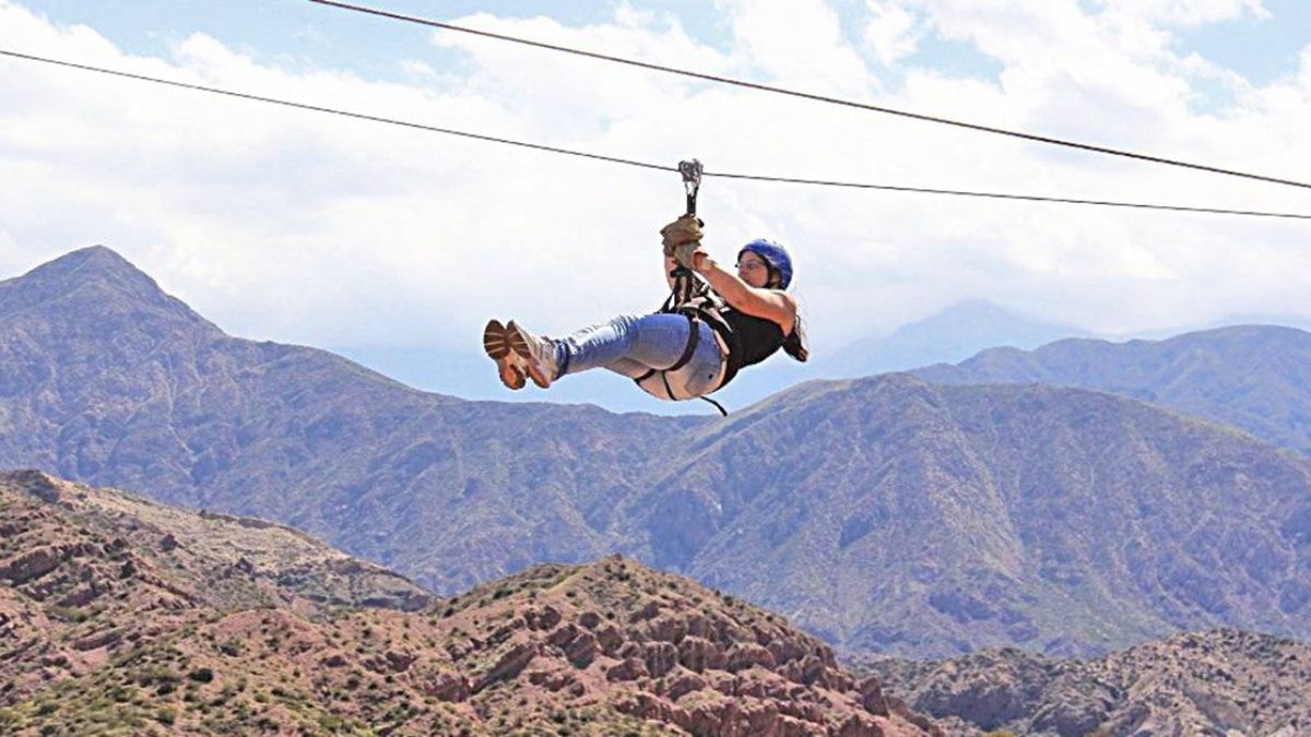 Al impactar contra el suelo, la turista sufrió una fractura de tibia y peroné. Al impactar contra el suelo, la turista sufrió una fractura de tibia y peroné.