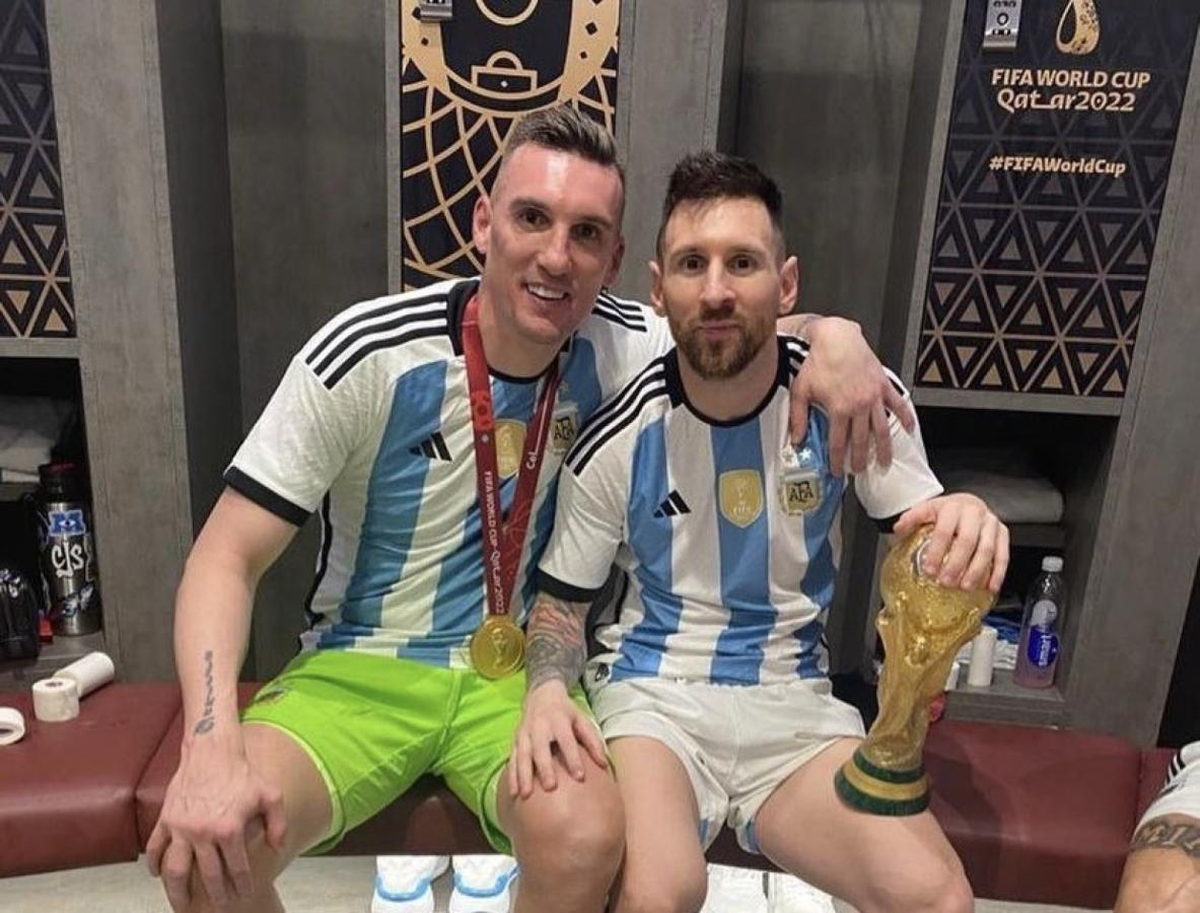 Franco Armani junto a Lionel Messi con la Copa del Mundo.