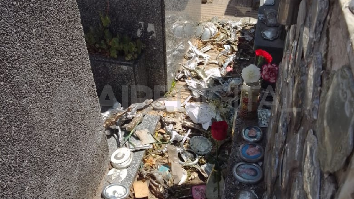 El domingo pasado, las personas que acudieron al Cementerio Municipal encontraron placas, crucifijos y fotos desparramados en el área del cinerario.