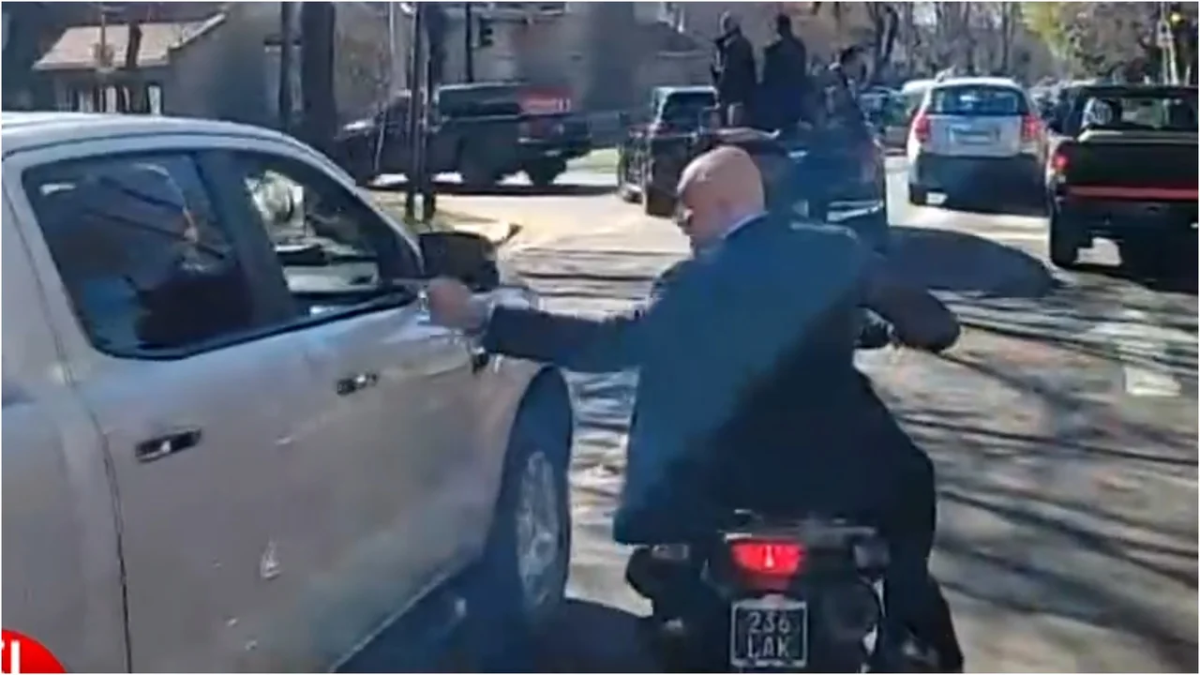 Le tiraron piedrazos a la caravana de Javier Milei en Lomas de Zamora y José Luis Espert se escapó en moto