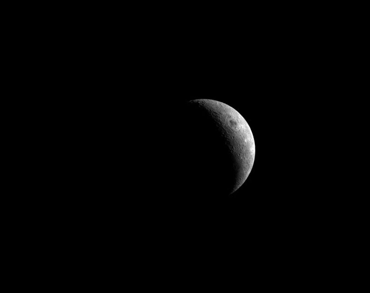 Día de vuelo 7 (el 22 de noviembre), la cámara de navegación óptica de Orión capturó el lado oculto de la Luna, mientras la nave espacial orbitaba a poco más de 130.000 kilómetros sobre la superficie, en dirección a una órbita retrógrada distante.