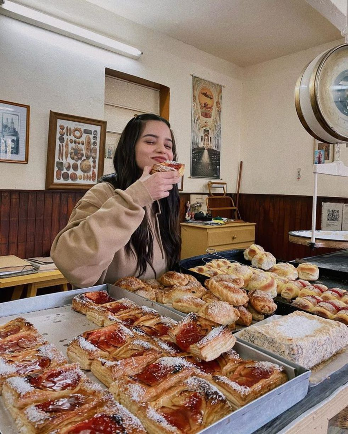 Emilia Mernes en la panadería de su familia. Emilia Mernes en la panadería de su familia.