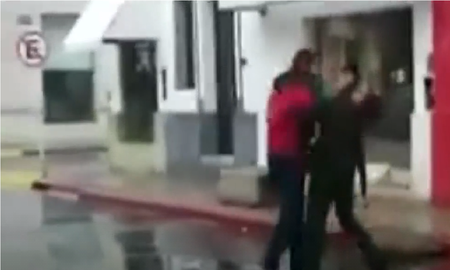Video indignante: tenía perimetral y le dio una golpiza en medio de la calle Video indignante: tenía perimetral y le dio una golpiza en medio de la calle