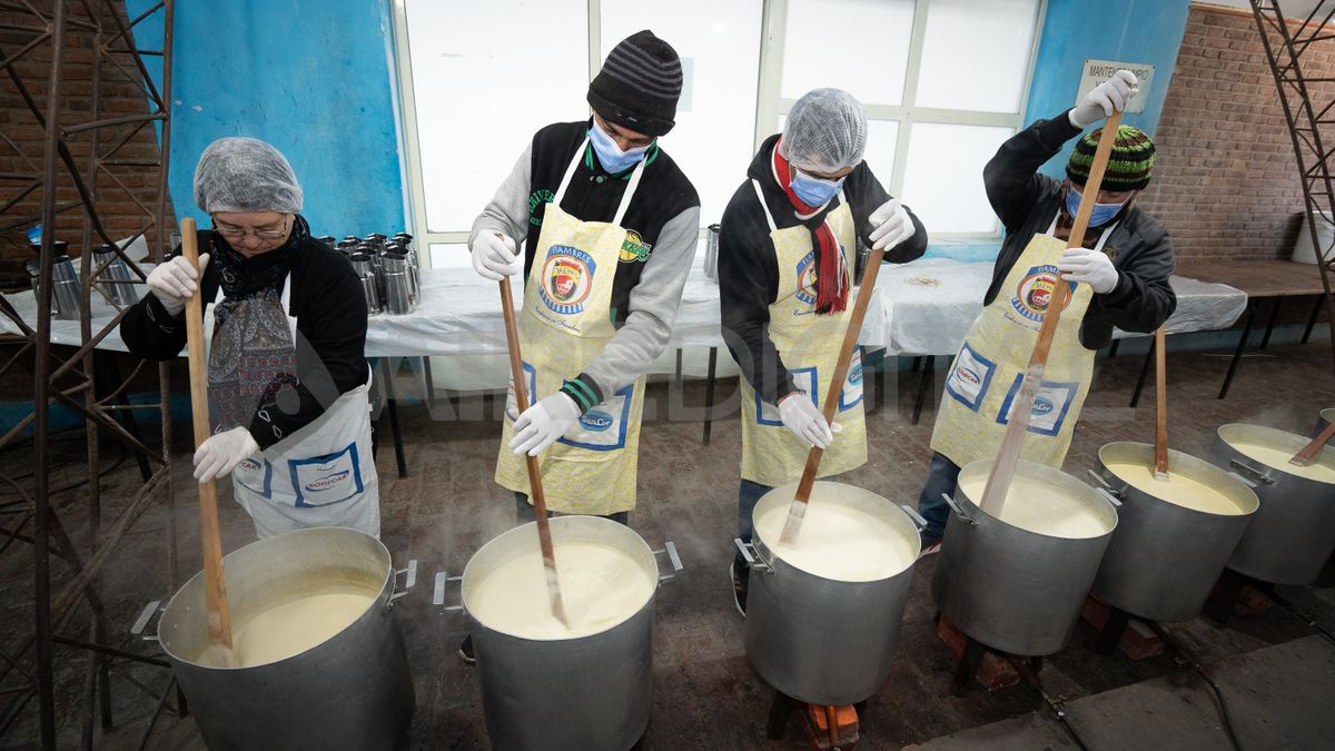 La famosa salsa de bagna cauda se cocina a fuego lento durante toda la noche para el almuerzo de la fiesta en Humberto Primo.