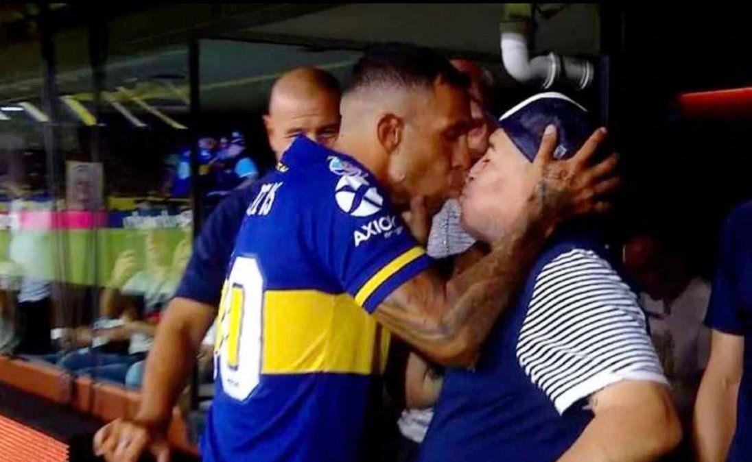 Maradona - Tevez: el pico para cumplir la promesa