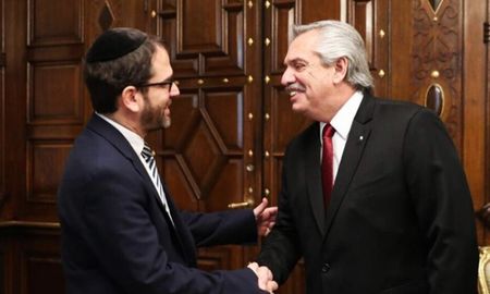 Alberto Fernández mantuvo un encuentro en su despacho de la Casa Rosada con la nueva conducción de la AMIA que encabeza Amos Linetzky. Alberto Fernández mantuvo un encuentro en su despacho de la Casa Rosada con la nueva conducción de la AMIA que encabeza Amos Linetzky.
