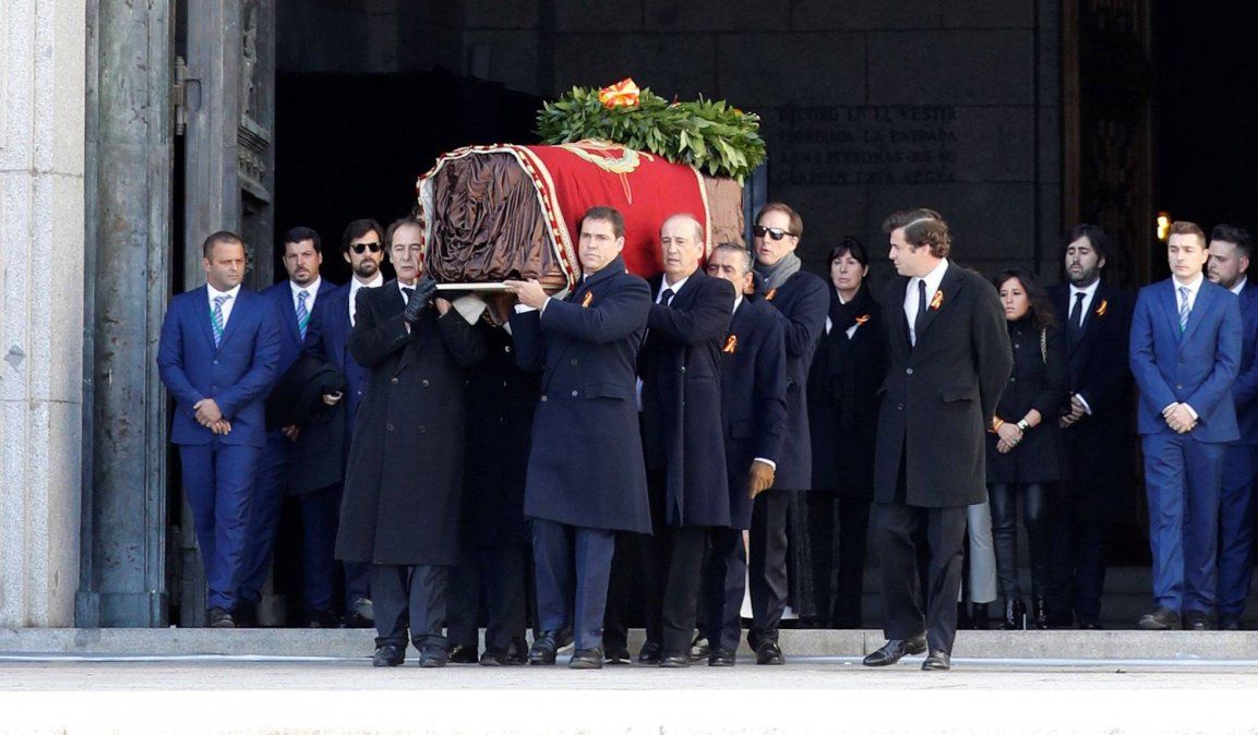 España exhuma al dictador Franco del Valle de los Caídos y cierra heridas del pasado