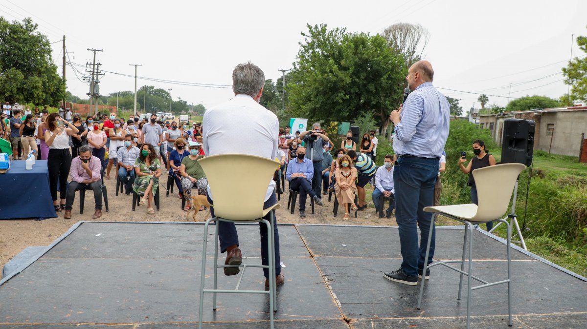 El gobernador Omar Perotti se dirigió a los vecinos durante el acto de apertura de sobres.