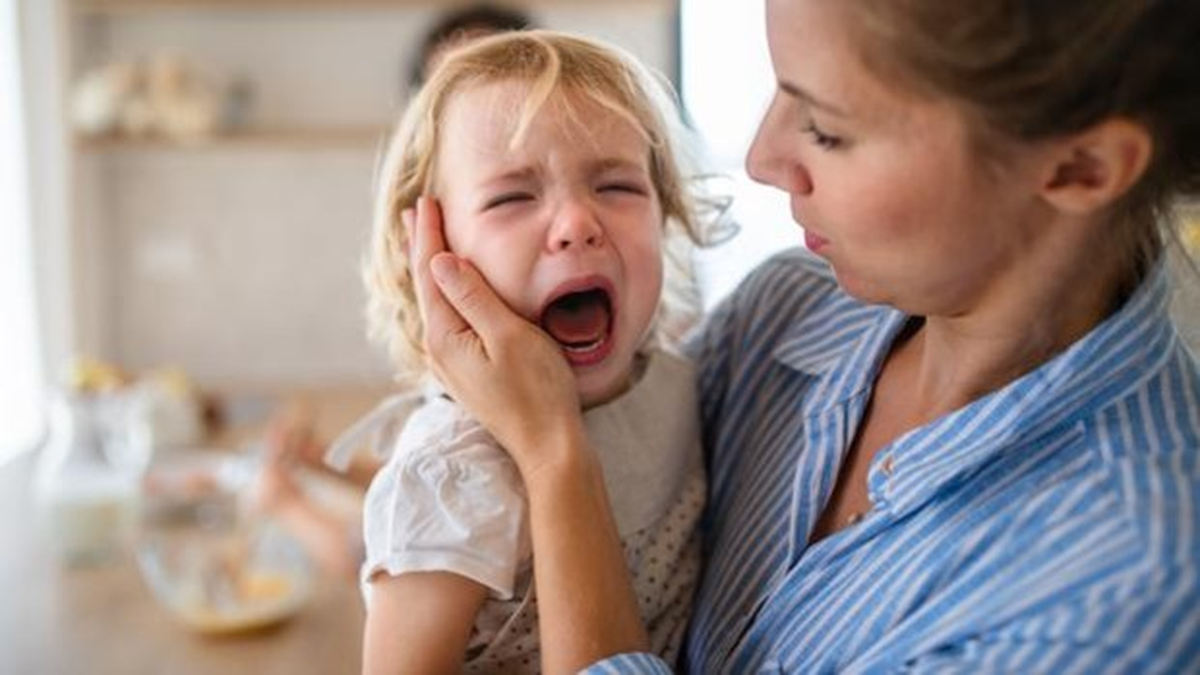 Los padres que gritan a sus hijos no lo hacen en el afán de lastimarlos. En muchos casos, simplemente no conocen otras maneras de educar. Los padres que gritan a sus hijos no lo hacen en el afán de lastimarlos. En muchos casos, simplemente no conocen otras maneras de educar.
