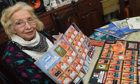 Con 75 años, Ana invierte su jubilación en figuritas y llenó 16 álbumes en los últimos dos mundiales Con 75 años, Ana invierte su jubilación en figuritas y llenó 16 álbumes en los últimos dos mundiales