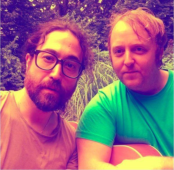 ¡Idénticos! Se volvió viral una foto de los hijos de John Lennon y Paul McCartney