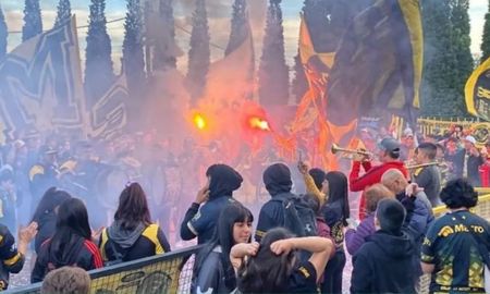 Motivados contra Colón: tremenda despedida de los hinchas de Deportivo Madryn al plantel que viajó a Santa Fe Motivados contra Colón: tremenda despedida de los hinchas de Deportivo Madryn al plantel que viajó a Santa Fe